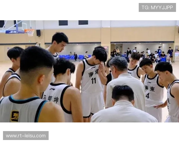 广东队杨溢快攻撕裂防线，助攻王浩然空切得手