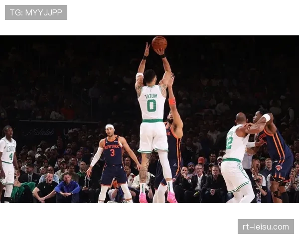 关键回合：塔图姆面对包夹，后仰跳投命中并造成加罚